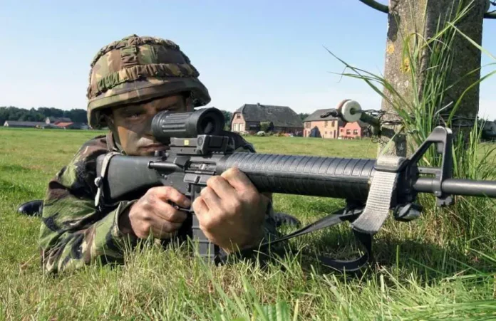 Canada_to_Provide_11000_Colt_C7_and_C8_Assault_Rifles_to_Ukraine_925_002